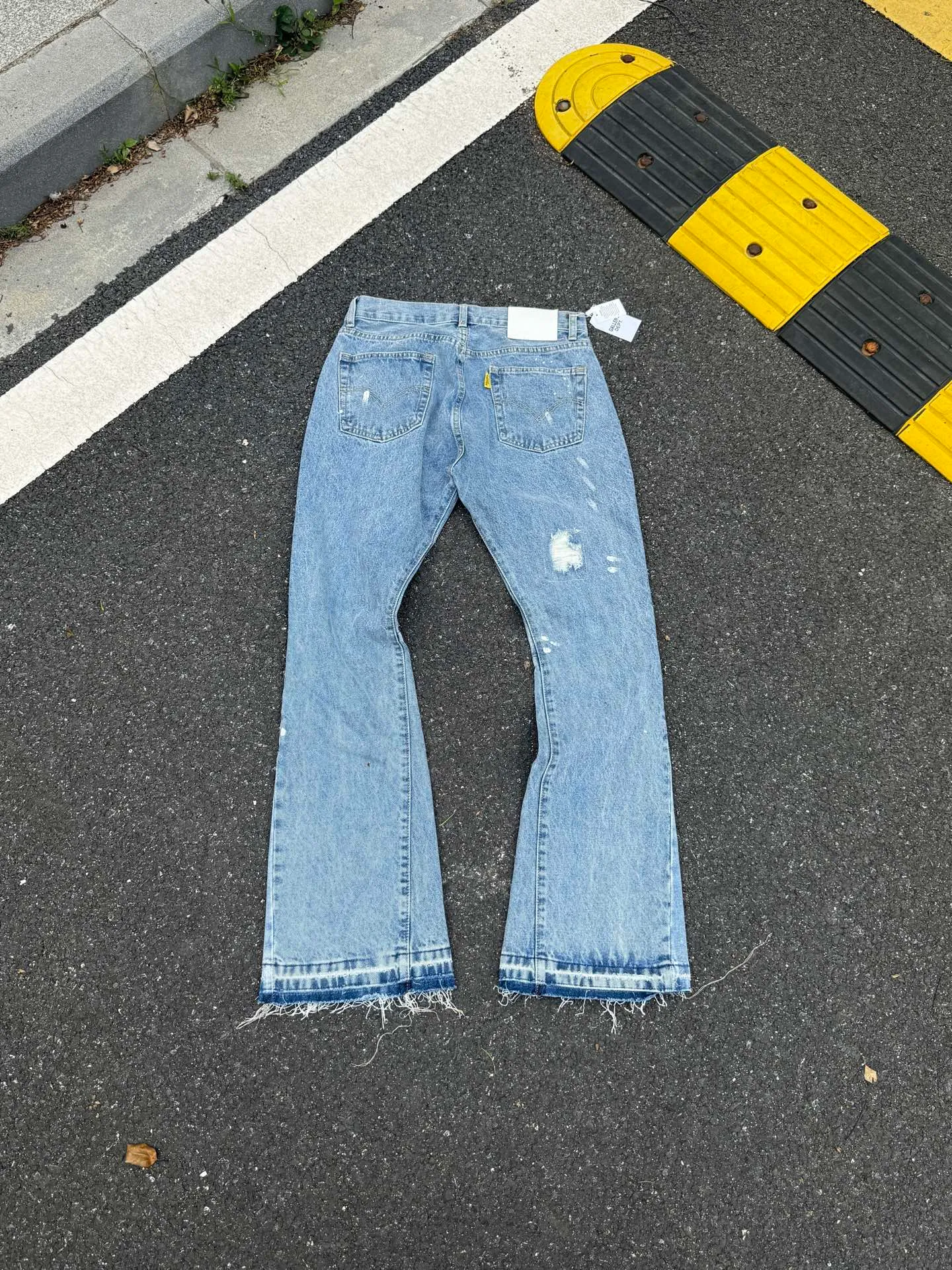 P250💰G70 GALLERY DEPT. Denim bell-bottoms with holes and random threads connected to washed and distressed spliced ​​jeans. GALLERY is attracted by these bell-bottoms. Whether it is a reset of Carhartt or Levis, it has created a strong brand style. Since these pants are modified from rare vintage, the production capacity is limited. Therefore, after many icons wore them, these pants were once hard to find. Later, perhaps due to the improvement of GD's business in the past two years and the expansion of production lines, the brand itself lowered the price, so I can't wait any longer for these pants this year and will definitely buy them. During the process of the denim washing plant, the owner of the washing plant helped introduce a boss who had worked for Levi's foundry and started his own business. This also paved the way for the following styles. Therefore, Levi's remodeled single product for the base plate is really familiar. Whether it is the fabrics supplied or the lathes used in production, there is nothing to choose from. -Color: blue -Size: S-XXL (corresponding to 28-36)